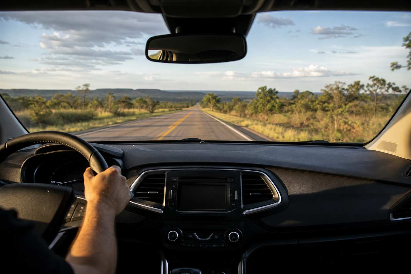 Estrada em Mato Grosso do Sul com veículo em movimento
